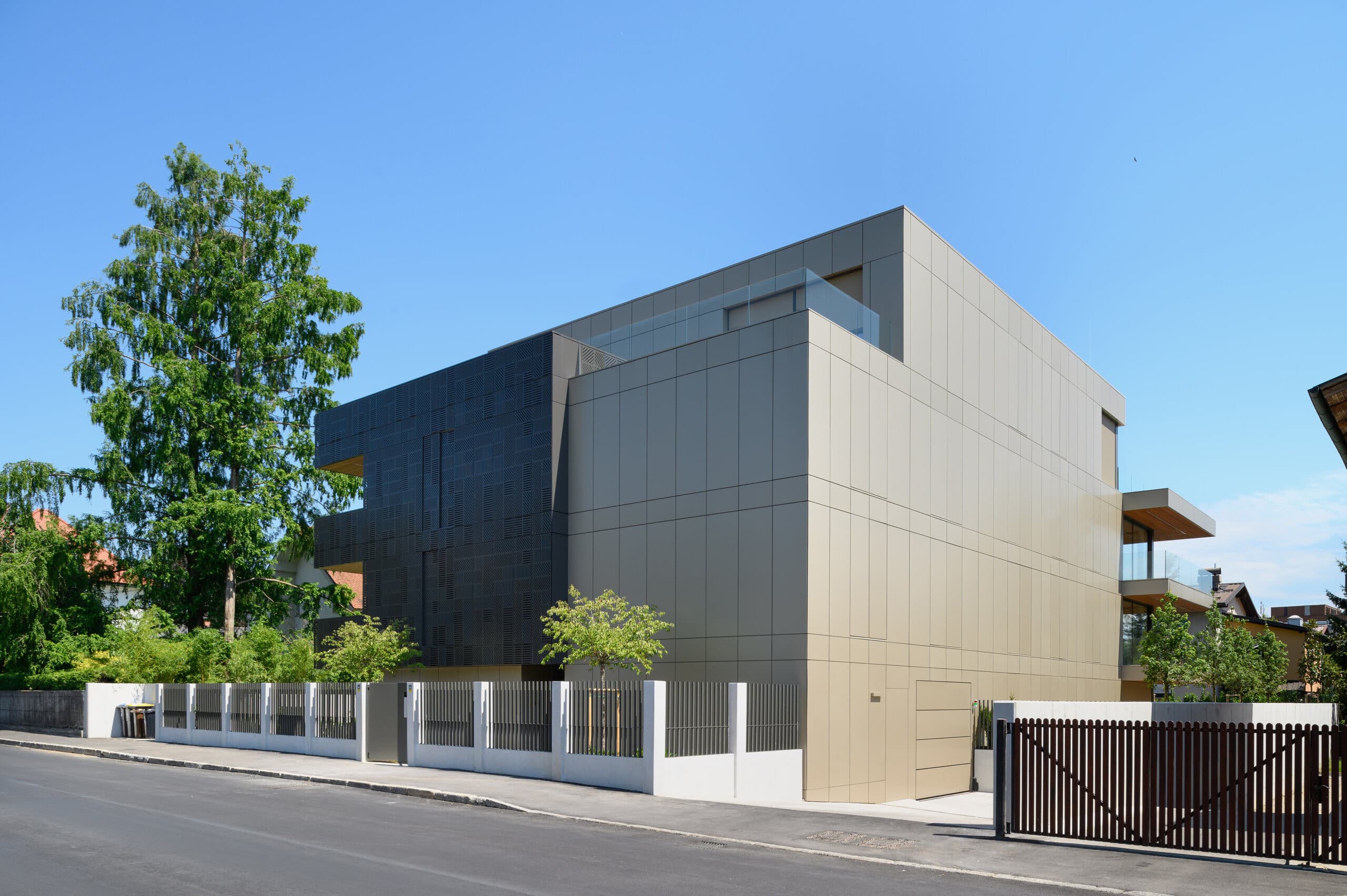 Detajl fasade v popoldanski svetlobi